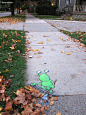 这是生活在 Ann Arbor 大街上的小外星人 Sluggo，由艺术家 David Zinn 使用粉笔绘画而成，从08年开始慢慢的浮现街道之上，之后越来越多，总是在一个合适的景观之中和谐的出现。

