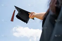 毕业生的黑色帽子漂浮在天空中。