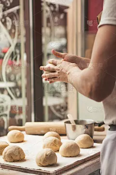 手,小麦面团,男性,垂直画幅,生食,烘焙糕点,特写,餐饮服务职业,仅男人,仅成年人