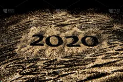 2020年新年快乐。创意拼贴数字2和零组成了2020年。美丽闪闪的金色数字2020在黑色的背景设计。