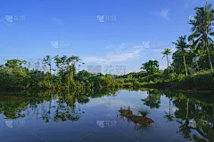 蓝天下平静的湖水