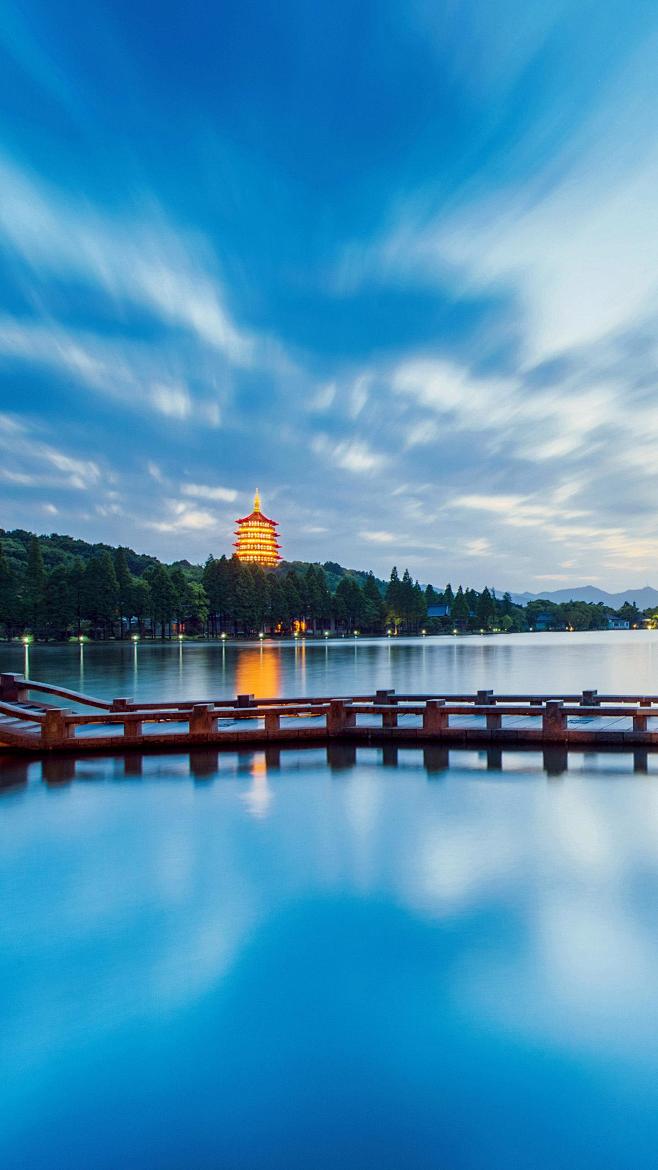 位于西湖湖南的夕照山上雷峰夕照的景观位列西湖十景因晚霞镀塔而闻名