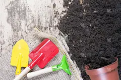 打翻花盆和园艺工具