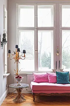 满足新老在柏林。当托马斯·车偶然发现了一个最初的1901年柏林公寓公寓,聽所有原来的细节和功能完整,他知道他是注定要让它自己。德国设计师一直受文化历史,这解释了他的本事聽修复和旧世界的对象和家具。但是,也没有太宝贵了,他使用明亮的聽颜色,大胆的壁纸和古怪的装饰使其感到现代和放松。一个完美的平衡。