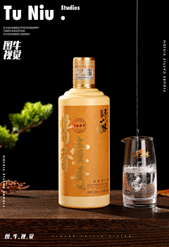 Silence王采集到白酒摄影黑色底