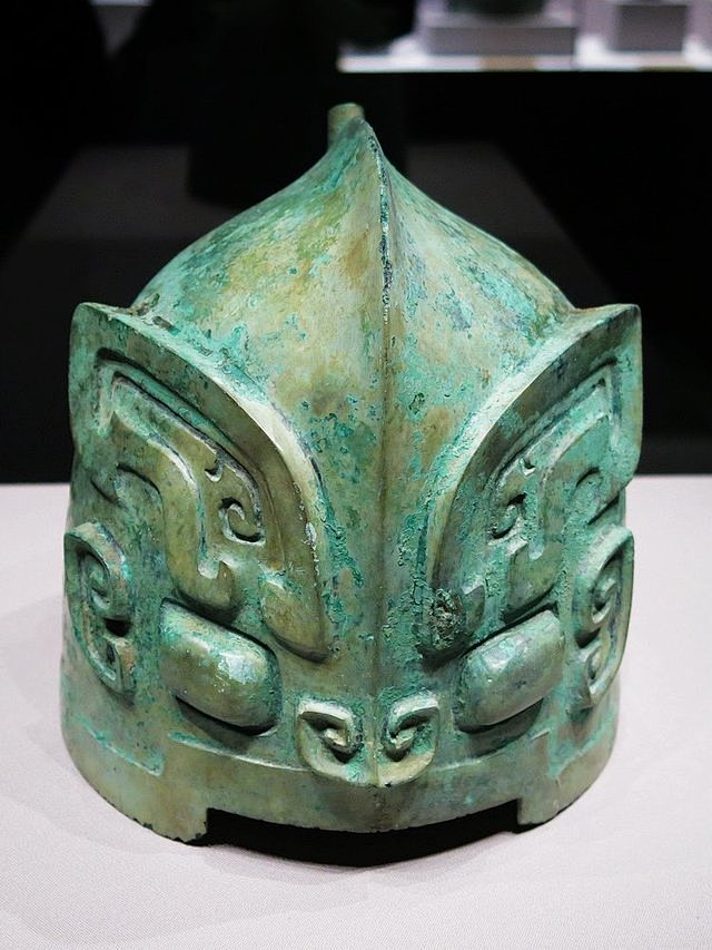 新干大洋洲的商代青铜头盔，摄于首博江西大...