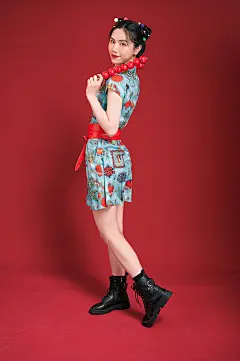 旗袍国潮女生创意糖葫芦造型商业摄影图