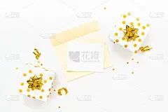 顶部视图的金色点的礼品盒和打开的信封与空卡片在白色的背景。复制空间模型。
