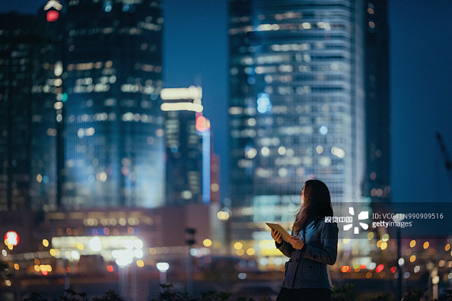 夜晚,扭头看,青年人,信心,城市天际线正...
