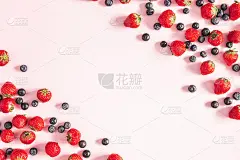 粉色背景上的草莓和蓝莓。平躺，俯视图