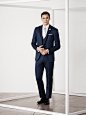 海军蓝晚礼服 2016 - 2016 正装系列 | Corneliani : 海军蓝晚礼服，羊毛/丝绸混纺质地，微型饰纹图案设计。单排一粒扣西装，绸缎镶边领设计。四粒扣马甲。包缎式纽扣。无褶西裤，裤口 19 厘米。