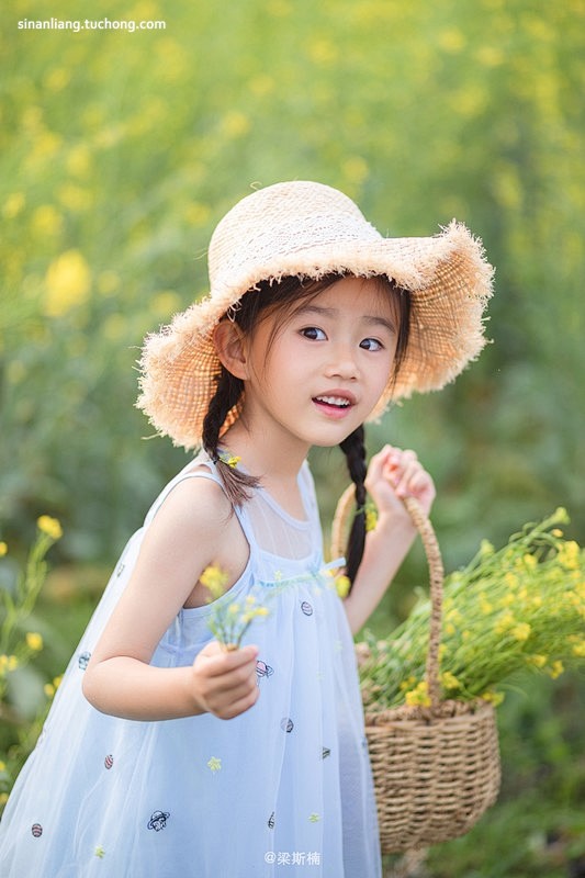 在小女孩自家的菜地给她拍一组照片。我的人...