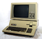 尽管Apple III有Apple II的仿真模式，但是采用专门为其编写的软件才能工作在最佳状态，才能利用其特有的成熟操作系统(Sophisticated Operating System)及其新功能，如内置实时时钟和能产生80列24行文本、在黑白图形模式下560×192像素的视频。从书面上看，所有这些技术规范都很吸引人，但是实际效果却有点让苹果公司蒙羞。
　　苹果公司最初承诺将于7月推出Apple III，但整个夏季也没有解决生产问题，直到进入秋季才开始生产。与Apple I和II不同，Apple I和