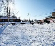 【阿拉斯加旅游】阿拉斯加州（英语：Alaska），是一个位于美国西北太平洋沿岸的州，第49个加入美国合众国的州，其也是美国最大的州、世界最大的飞地地区，该州的邮政缩写是AK，“阿拉斯加”一名最可能源于阿留申语的“Alyeska”，意思是“很大的陆地”。
阿拉斯加州基本信息：英文名：位置：东接加拿大的育空、英属哥伦比亚，南邻阿拉斯加湾、太平洋，西频白令海、白令海峡、楚科奇海，北临北冰洋。气候描述：

阿拉斯加州气候特点：
南部因为受到山脉屏障，相对气候较暖。东南部与中南部为温带气候，全年气温约0-1