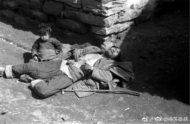1942年中国大饥荒人在各种吃树皮