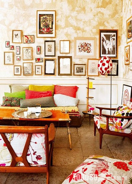 温馨照片墙客厅小户型别墅设计效果图