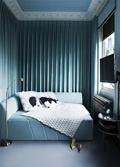 【梦幻蓝”伦敦设计师Moudaber的私宅】英国博采众长的折衷主义室内设计师DanielleMoudaber的私宅运用了丰富的不规则造型和罕见物品，一切元素都与梦幻而柔和的蓝色背景墙形成对比，并在白色基调的衬托下为空间营造出了梦幻而动感的旋律。

       Moudaber原籍为黎巴嫩，多年来去过世界上很多地方，并在那过程里从不同的文化当中得到了很多设计灵感；因此，她创造出了一种利用融合各种差异明显的元素来创造出一种惊艳感和独特感的与众不同的风格。