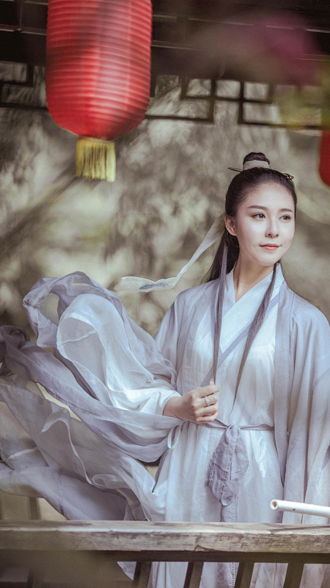 人生若只如初见，
何事秋风悲画扇。
等闲...