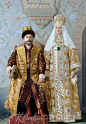 俄罗斯1903年冬宫化妆舞会，沙皇宫廷最后一次大型舞会，大概3000人出席，主题是俄罗斯西化之前的传统服饰，这大合影估计要排很久吧 ​​​​