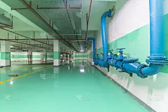 地下停车场和天花板管道系统。