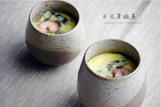 日式茶碗蒸的做法 
1. 鸡蛋与清水以1...