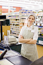 人,保护工作服,收银台,收银机,零售_87113376_Clerk standing at cash register in grocery store_创意图片_Getty Images China