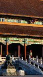 紫禁城【营造之美】前朝后寝，社稷清庙，画栋雕梁，丹楹刻桷，并非毫无补益的奇技淫巧，而是承载宫室气度和家国威严所必需的。 照片文字取自@故宫博物院
