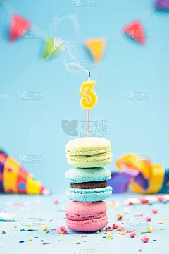 第三张三岁生日卡片，上面有彩色的杏仁饼干和糖屑，蜡烛被吹灭了。卡模型。