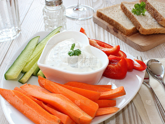 蘸酸奶油的蔬菜条