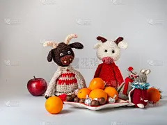 贺卡上有橘子和编织的牛，还有小老鼠。