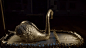 18世纪，比利时发明家 John Joseph Merlin 制作的机械银天鹅，它通过发条装置驱动许多根雕花玻璃杆来营造波光粼粼的水面，天鹅会灵活地扭动脖子，低头捉鱼吃《机械奇迹：发条装置之梦》