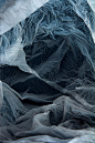 塑料袋，这种我们司空见惯的生活用品对摄影来说有什么用呢？挪威艺术家Vilde Rolfsen就想到用它当拍摄道具，塑料袋表面的褶皱起伏恰似万年冰川和冰雪覆盖的山脉，再配合简单的背景光源，营造出充满中土氛围的风光作品。
