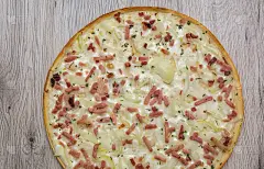 传统的家庭制作的食物Tarte Flambee或火警。法式披萨。
