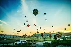 放飞的热气球上升汽车壁纸高清素材 上升 壁纸 放飞 汽车 热气球 背景 设计图片 免费下载