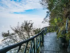 中国张家界市天门山悬崖上的石栈道阳台上有美丽的白云和天空。