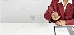 经理正在面试申请这个空缺职位的人，她正在为被录用的员工解释工作描述和福利细节。横幅背景与复制空间。