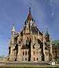 Amazing Library of Parliament, Canada | 渥太华国会图书馆 <br/>被誉为“加拿大最美建筑”。这座图书馆的灵感来自大英博物馆的阅览室，在它的中心是维多利亚女王的汉白玉雕像