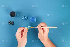 Diy贺卡父亲节面食形式蝴蝶结蓝色背景。礼物创意，装饰，父亲节，爸爸。