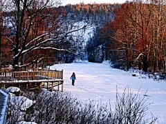 #冰雪天路·内蒙古#阿尔山·天池。盘山而上，登上988级台阶，山路的尽头就那个期待已久的天池。放眼一望，湖面呈脚丫状，北面的群山，洁白圣洁、一片白茫茫、宛若仙境。#旅游#  #壁纸#  #摄影#  #美图#
