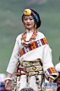 玉树草原上“时装秀”  7月26日，“玉树传统民族服饰展演”在青海省玉树藏族自治州玉树市巴塘草原举行。