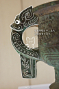 商周青铜器上独特的“兽衔鸟”造型，大家可以到博物馆里去找找~ #遇见艺术# ​​​​