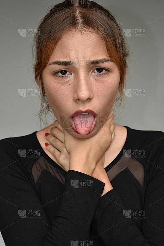 美丽的女孩窒息