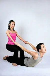 甜蜜健身:感情升温双人瑜伽(图)-搜狐健康