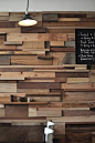 ❤澳大利亚的咖啡店—<Slowpoke Espresso Cafe>❤    这家咖啡馆设计预算很小，老板从各种当地的家具制造商回收并收集木材边料，设计了一个12米长的功能墙。