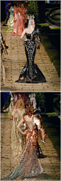 圣女贞德，Dior Haute Couture Fall 2006 by John Galliano～大神的经典神作，把高定礼服融于刚毅冰冷的武士铠甲中，游离古今的奇幻时空遐想！ ​​​​