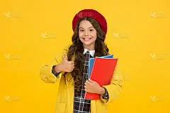 完美的一天。孩子学校的方式。快乐的孩子准备开学了。教育。快乐的童年。上课用的笔记本。回到学校。复古女
