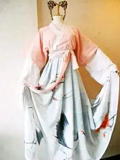 需要衬裙，裙头白色，系带粉色，布料底色是浅杏色