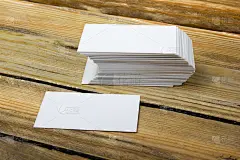 木桌上放着空白的名片。模板ID。俯视图