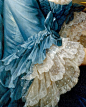 古典油画中的蕾丝。蕾丝这种传统工艺来自古代欧洲，它的诞生时期已经久远得难以追溯。那种细腻而精致的手工质感，华丽自然地钩织纹缕，也绝对是蕾丝工艺品带给我们最为深刻的美妙感受。十九世纪的英国，维多利亚皇后大婚之日所穿的手工蕾丝婚纱，传说便是有上百名工匠连续六个月不眠不休缝绣而成。