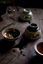捧一杯茶，满屋飘香，满怀惬意，茶汤淡淡，烟雾缭绕。 